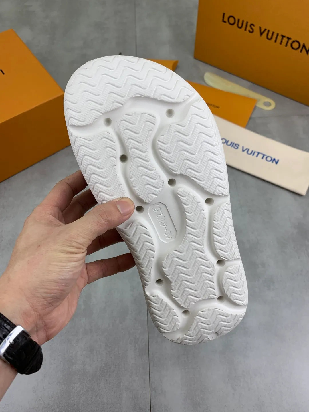 Men's shoes 💰P320💰【New style】🆘 Original quality 【LOUIS VUITTON】The popular Louis Vuitton LV men's slippers on the official website are on sale simultaneously! Original fabric imported from Italy. Original bottom provided by the original factory. Number of yards: 38-44 (customized to 45). Multiple colors to choose from. Fully packaged drawer box.